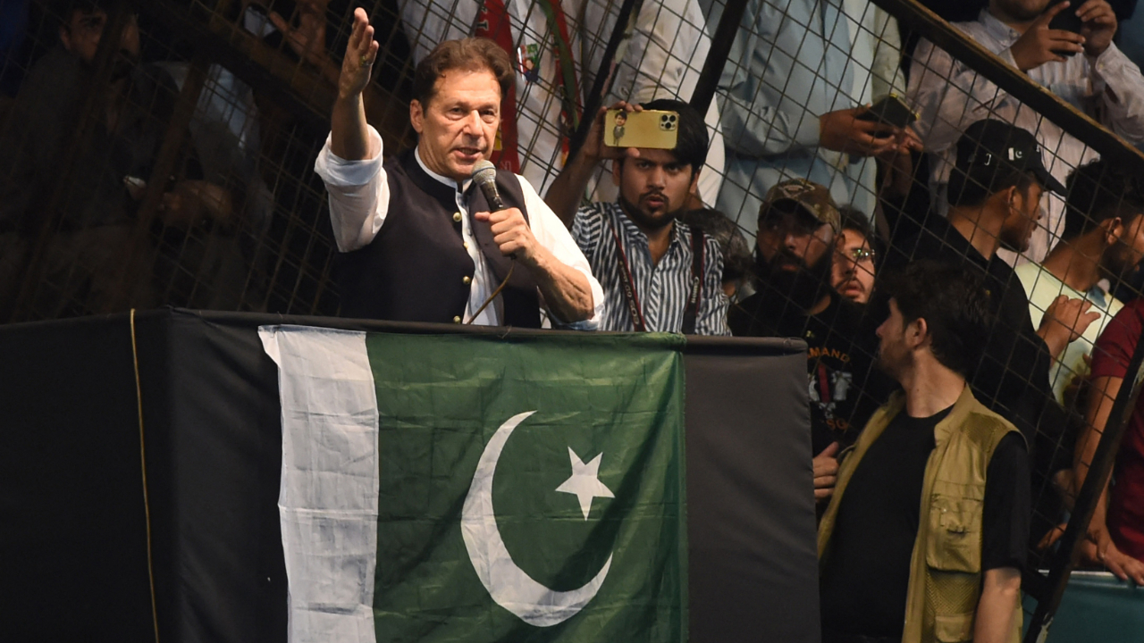 جدال عمران خان با اتحاد دولت و ارتش پاکستان