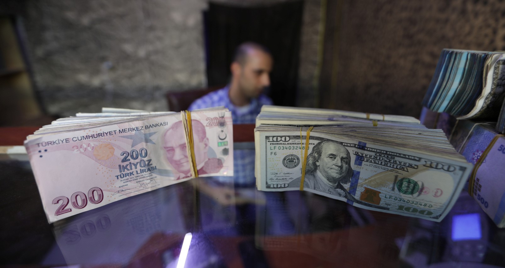 الليرة التركية تواصل هبوطها أمام الدولار