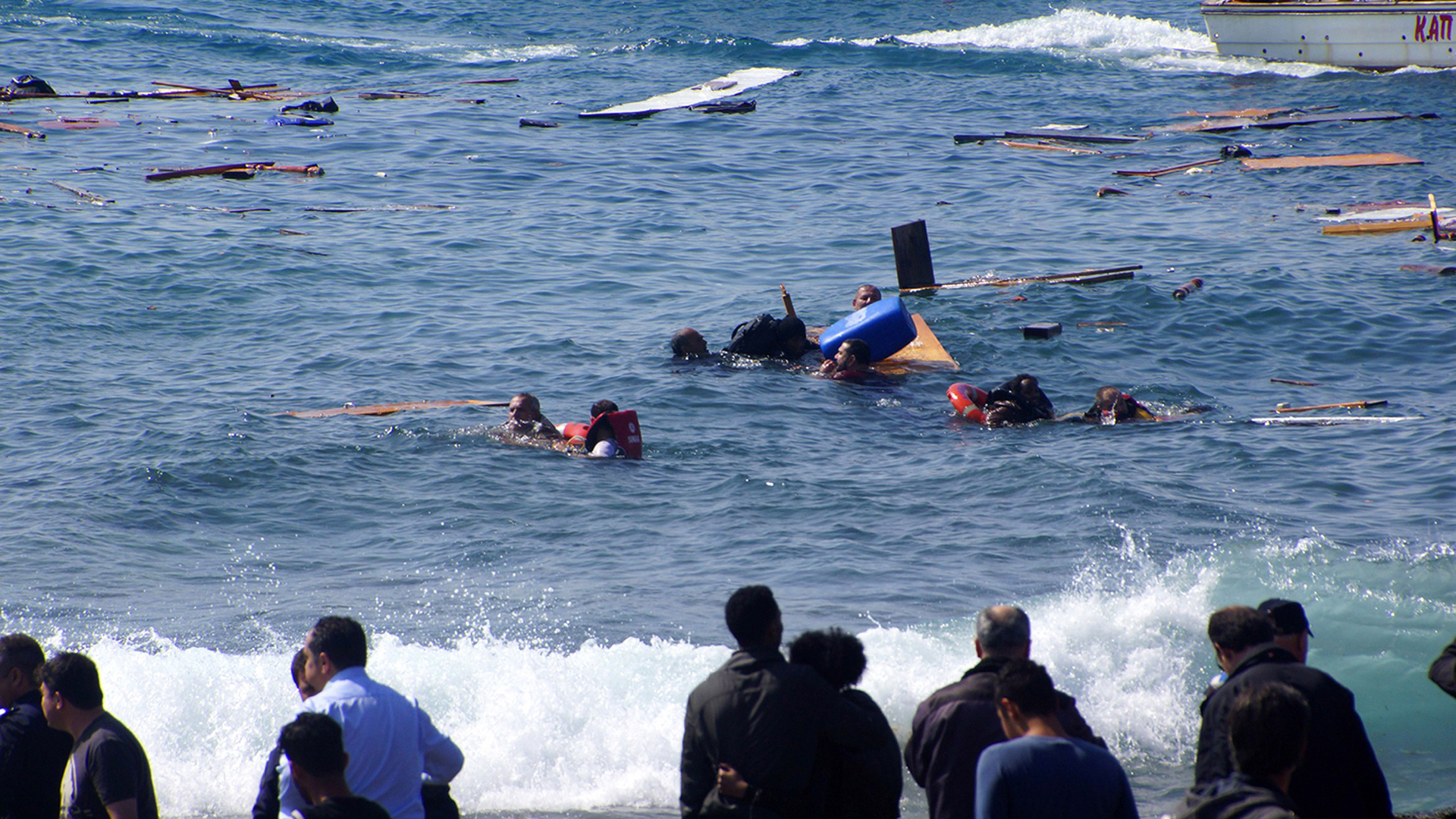 ضحايا غرق مركب المهاجرين قبالة السواحل السورية يصل إلى 99