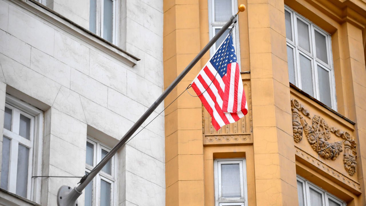 السفارة الأمريكية في موسكو تدعو رعاياها لمغادرة روسيا
