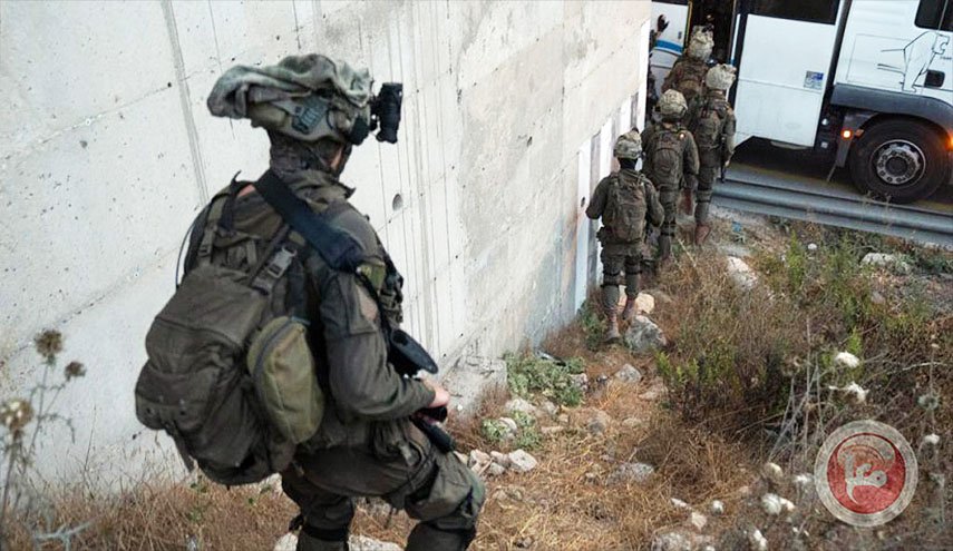 قوات الاحتلال تعتقل 59 مواطنا من الخليل بينهم 40 عاملا من غزة
