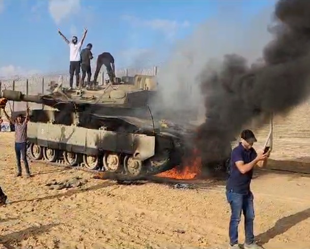 الفلسطينيون يلتقطون صوراً تذکارية مع دبابة اسرائيلية