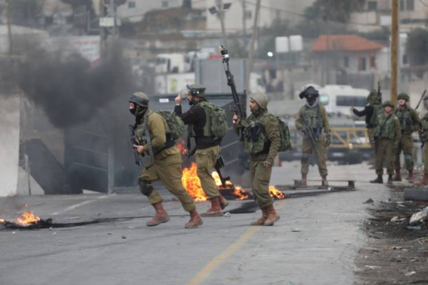 مقاومون فلسطينيون يستهدفون حواجز العدو الاسرائ