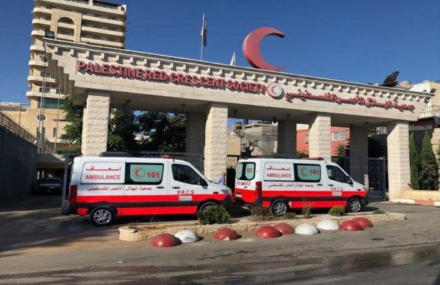 الهلال الأحمر الفلسطيني يدعو لضمان الوصول الآمن لطواقم الإسعاف للجرحى والشهداء