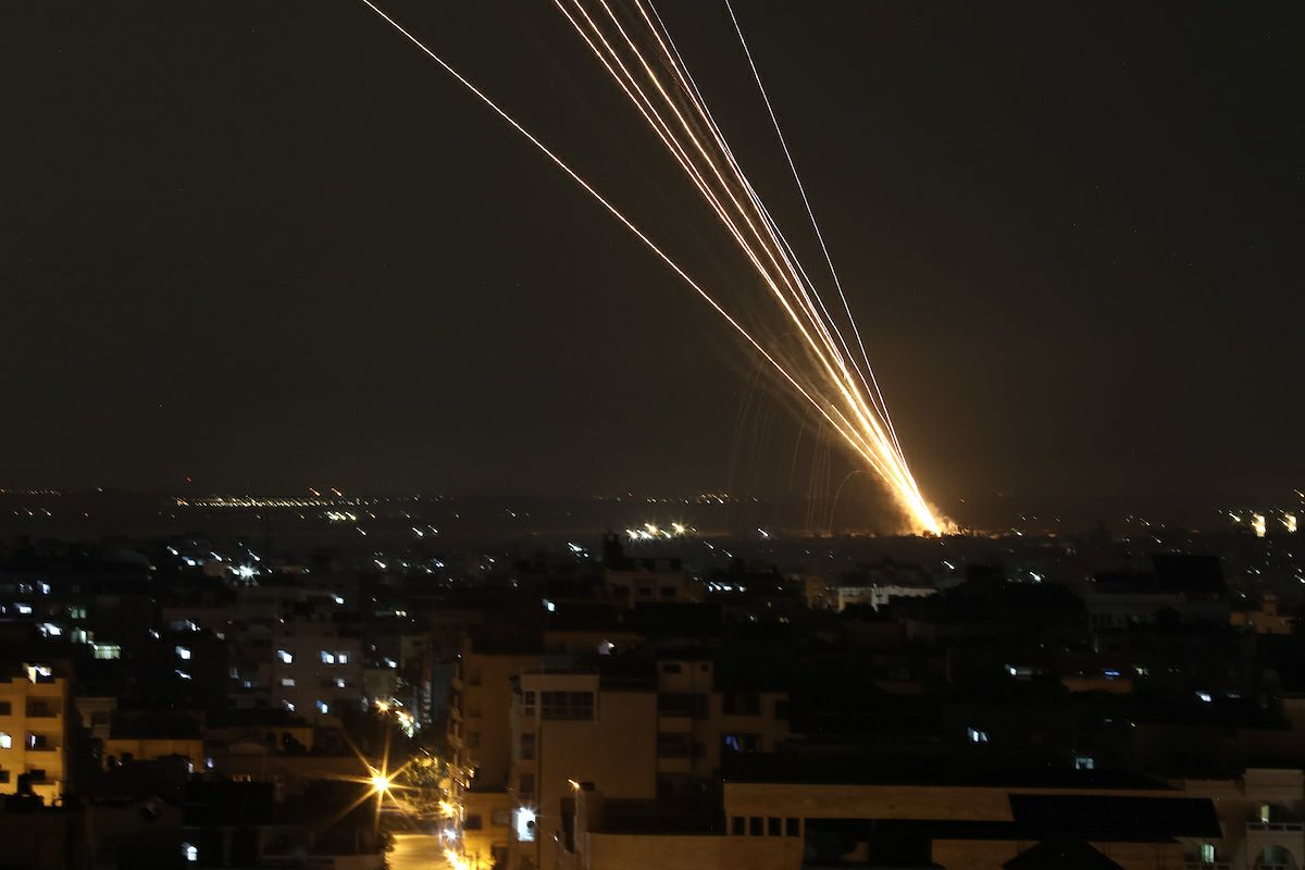 القسام يقصف تل أبيب برشقة صاروخية ردّاً على المجازر ضد المدنيين