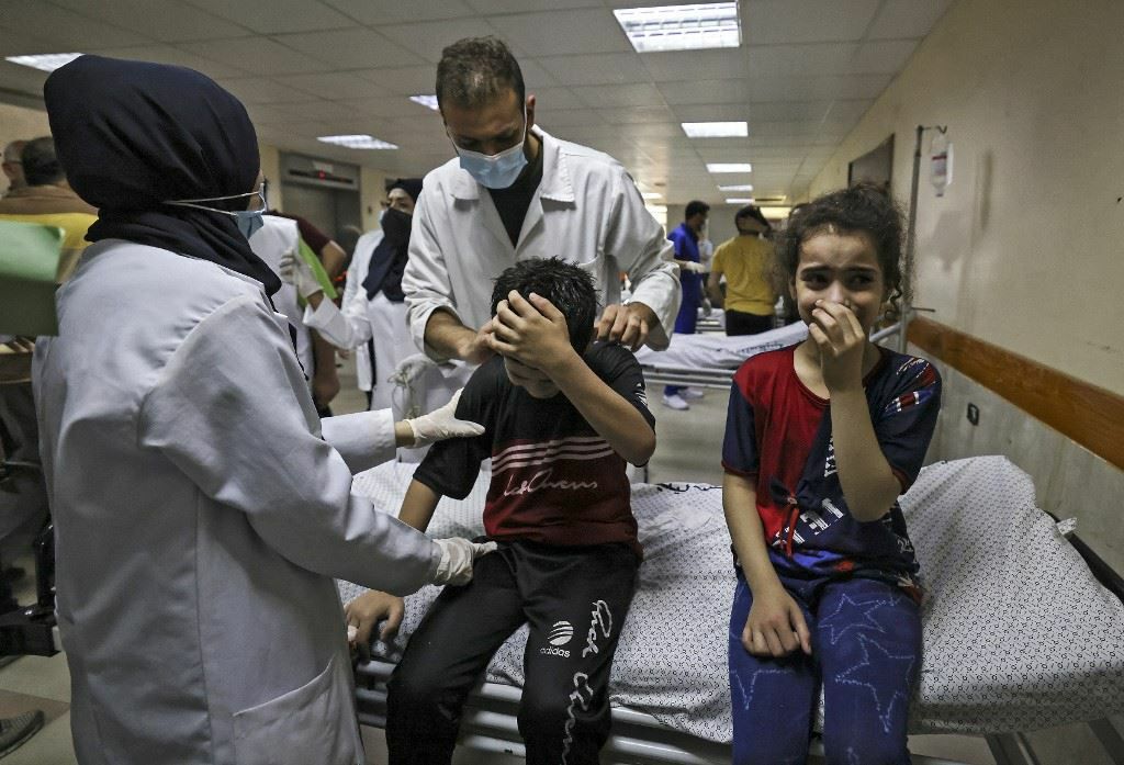 الأورومتوسطي: تقييد الاحتلال لسفر مرضى وجرحى غزة حكمٌ مسبقٌ بإعدامهم