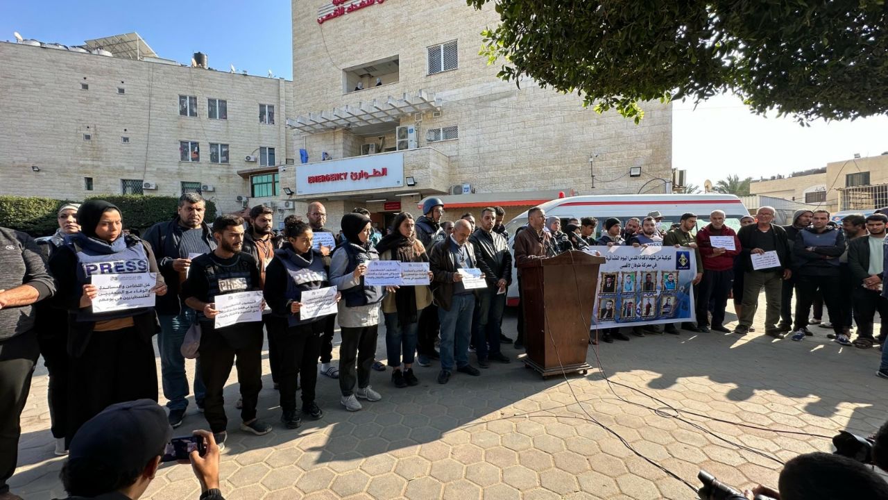 في يوم الوفاء للصحفي الفلسطيني.. وقفة تضامنية في دير البلح للمطالبة بحماية حراس الحقيقة