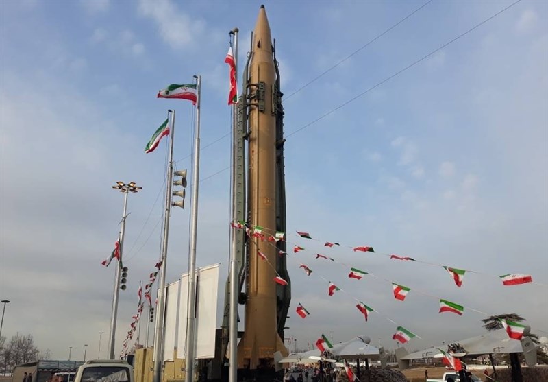 خلال مسيرة انتصار الثورة الإسلامية... عرض صاروخ "عماد"