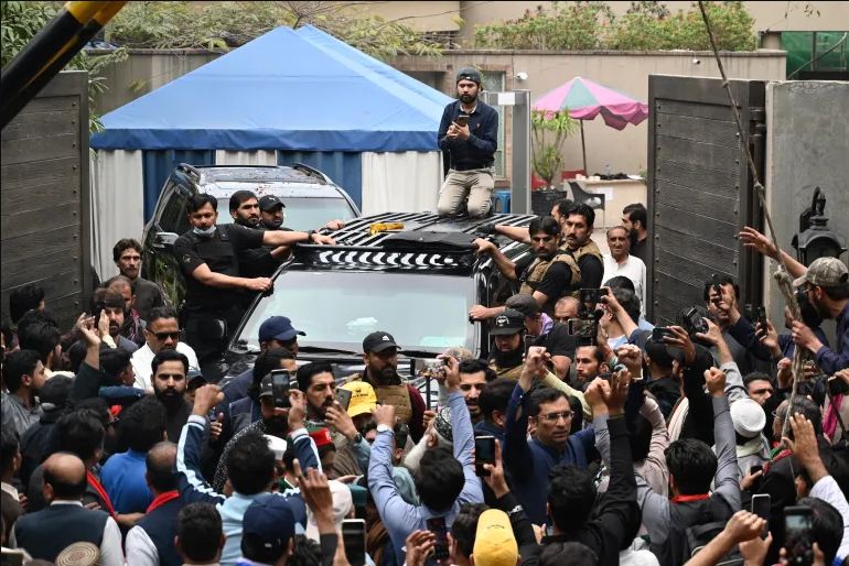 Pakistan Police Raid Ex-Premier’s House as Khan Heads to Court