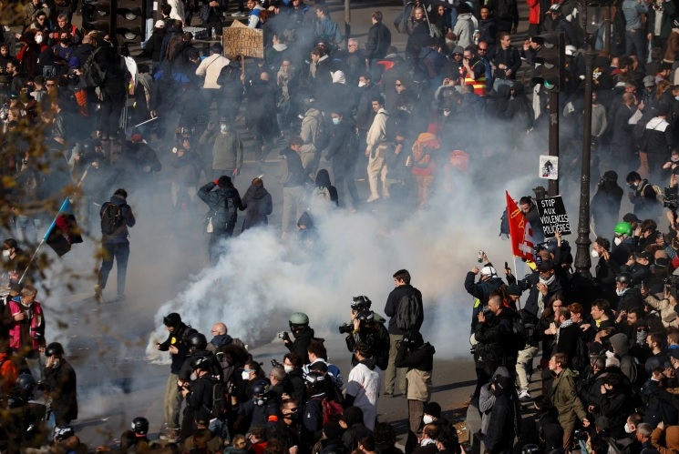 دستگیری ۱۰۰ نفر از معترضان فرانسوی در تظاهرات پاریس