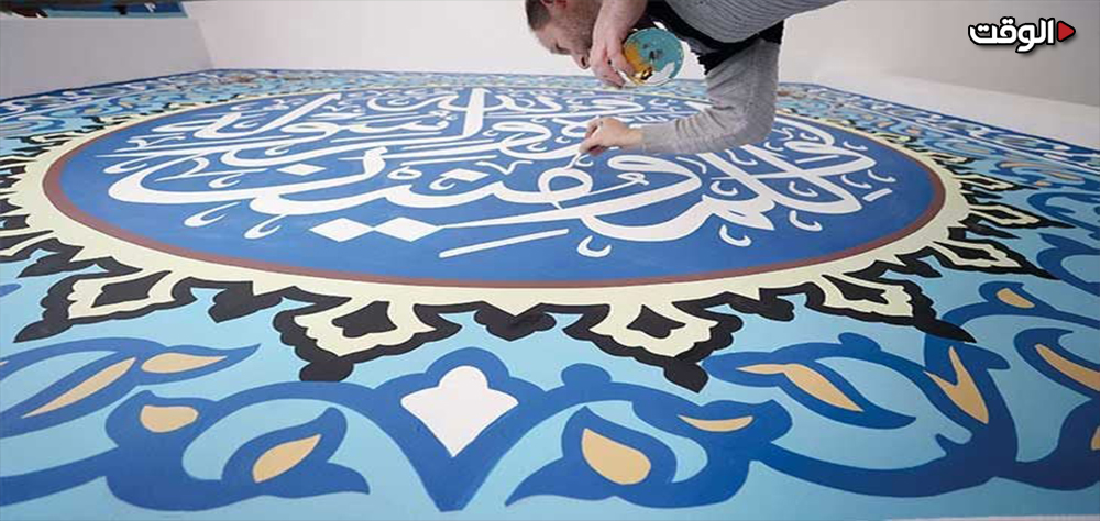 مزيج بين الخط العربي والرسم.. خطاط فلسطيني يحول جدران مسجد إلى لوحة فنية