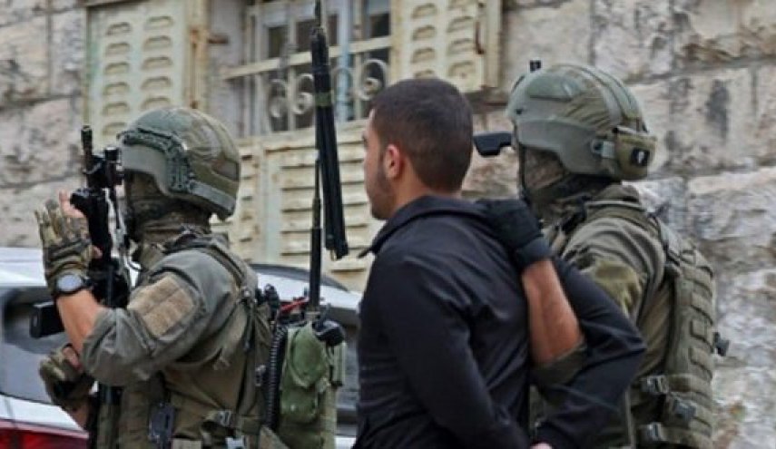 قوات الاحتلال تعتقل ثلاثة فلسطينيين في الضفة الغربية