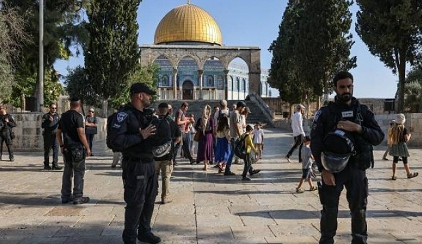 بحراسة مشددة من شرطة الاحتلال... مستوطنون يقتحمون المسجد الأقصى