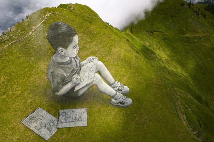 على مساحة حوالى 3 آلاف متر مربع.. فنان يرسم لوحتين عملاقتين على الجبال السويسرية