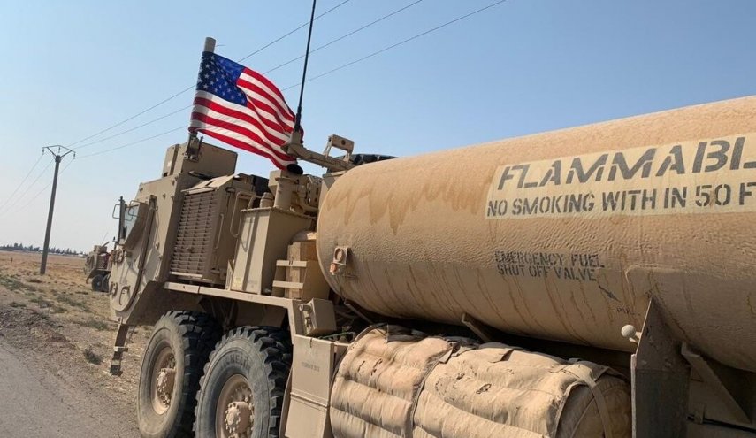 القوات الأمريكية تخرج عشرات الصهاريج المحملة بمئات الأطنان من النفط السوري المسروق