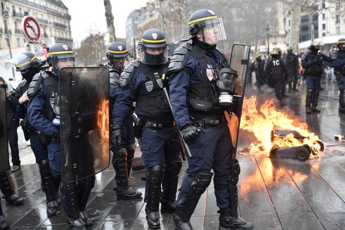 حکم حبس ۷۴۲ نفر در فرانسه به‌دلیل شرکت در تظاهرات