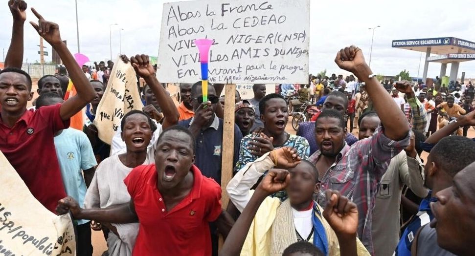 Thousands of Protesters Surround French Army Base in Niger