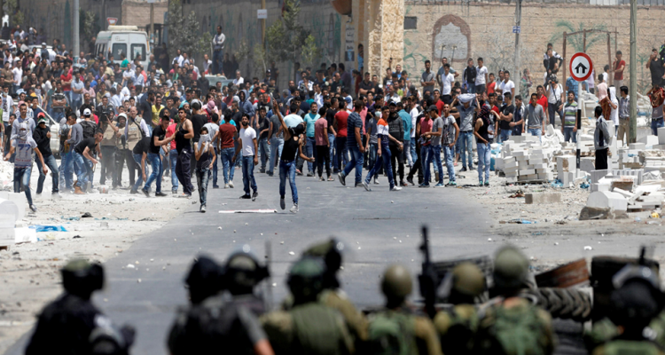 عشرات الإصابات خلال مواجهات مع قوات الاحتلال والمستوطنين في الضفة الغربية