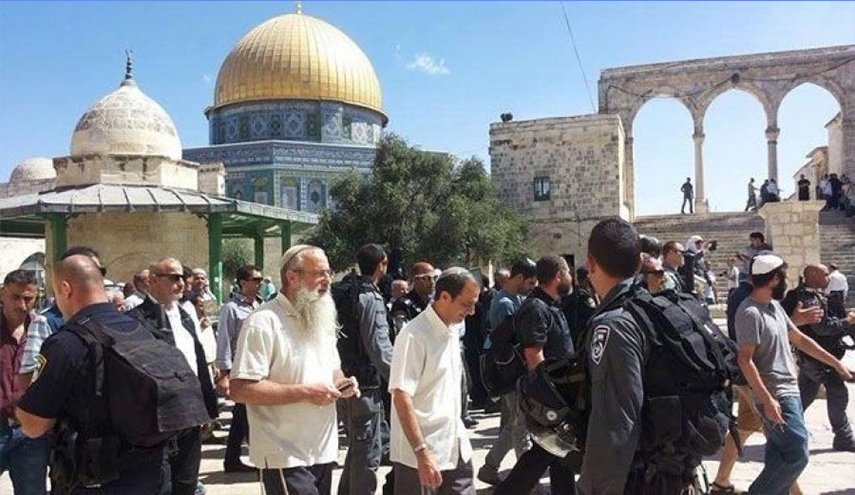 بحراسة مشددة من شرطة الاحتلال... عشرات المستوطنين يقتحمون المسجد الأقصى