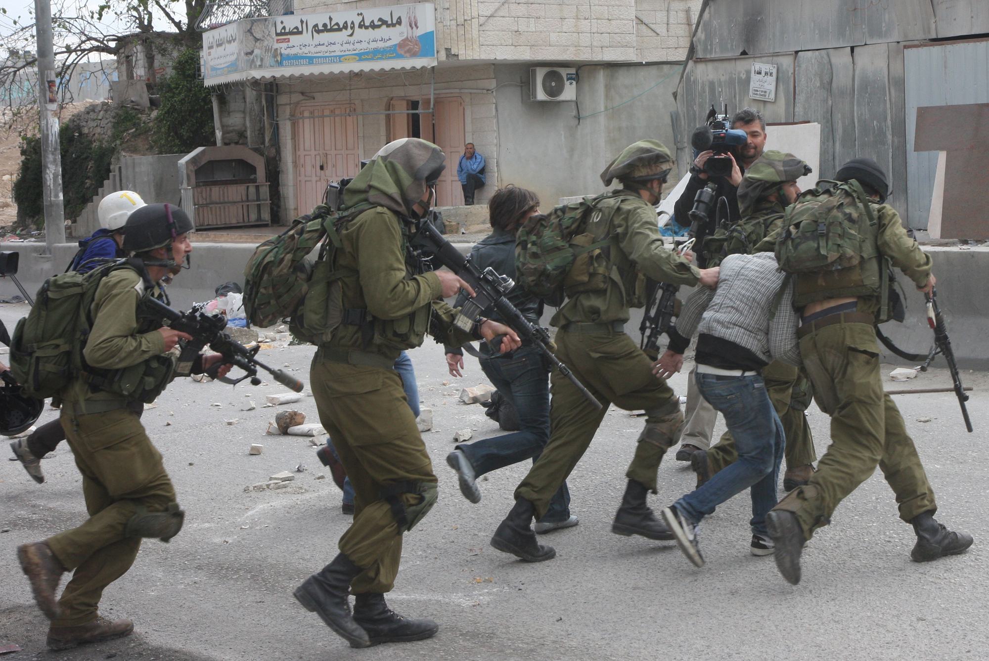 Israeli Regime Detains 37 Palestinians in a Large-Scale Arrest Campaign