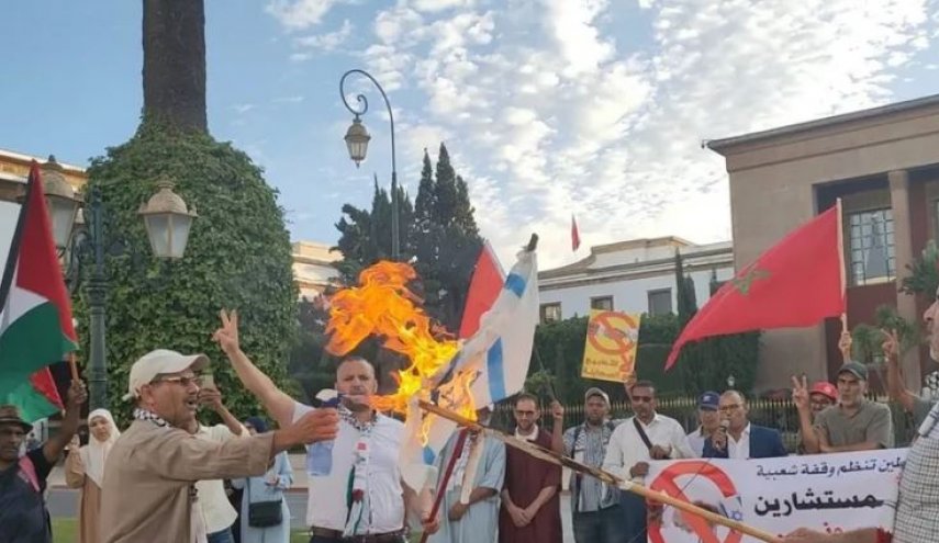 المغاربة يحرقون علم الكيان الإسرائيلي خلال وقفة غاضبة ضد التطبيع