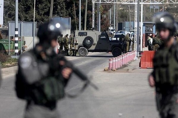 مقاومون فلسطينيون يستهدفون حاجزا عسكريا قرب جنين وسط مداهمات واعتقالات
