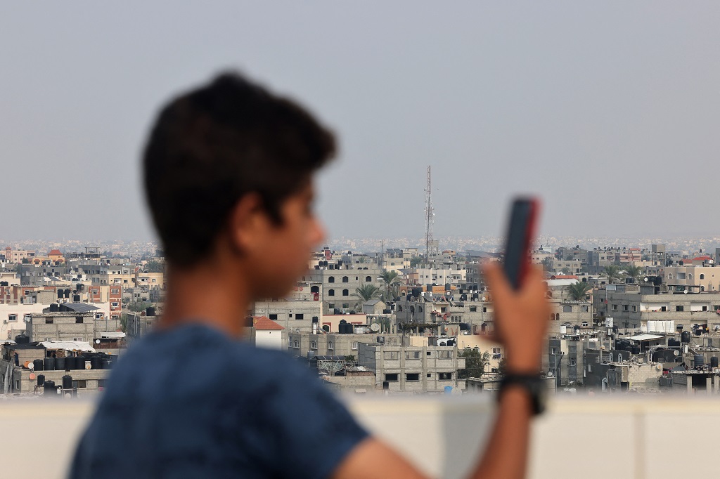 انقطاع كامل لخدمات الاتصالات والانترنت مع قطاع غزة