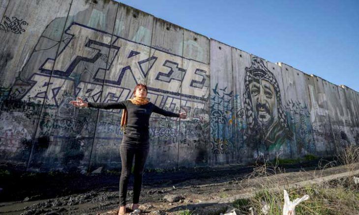 عمل رمزي لكسر الجدار لفنانة مكسيكية أمام جدار الفصل العنصري الإسرائيلي