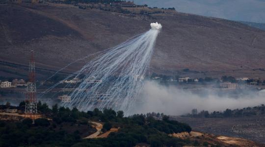 قصف جنوب لبنان بالفسفور وحزب الله يرد