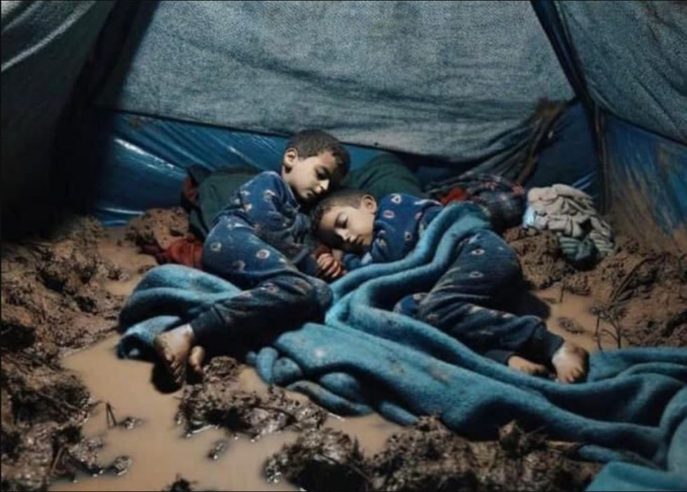 مخيمات النازحين في غزة تغرق تحت الأمطار