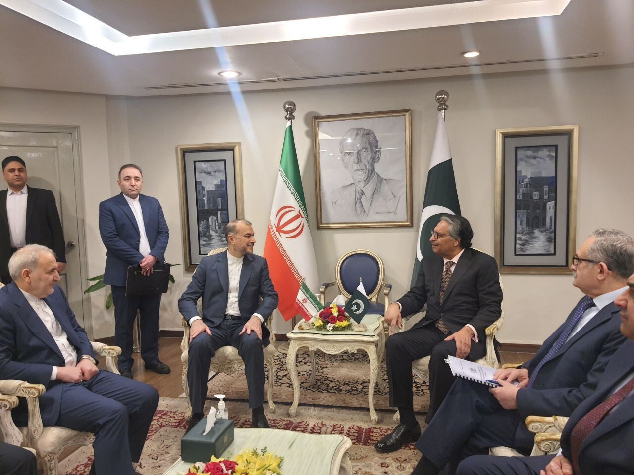 استقبال وزیرخارجه پاکستان از امیرعبداللهیان، آغاز مذاکرات دوجانبه