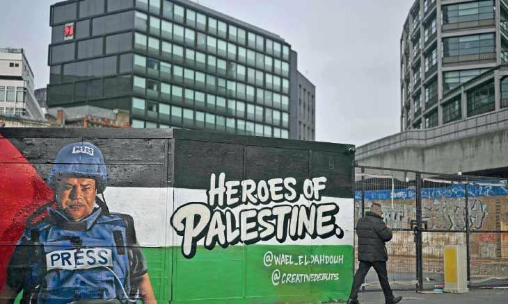 الإسباني ويلز يرسم صور الصحافيين الفلسطينيين على جدران لندن