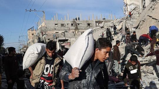 ادامه حملات به غزه همزمان با ورود اولین کاروان کمک‌های سازمان ملل