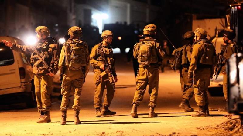 خلال حملات دهم.. قوات العدو تعتقل عددا من فلسطينيين بالضفة الغربية