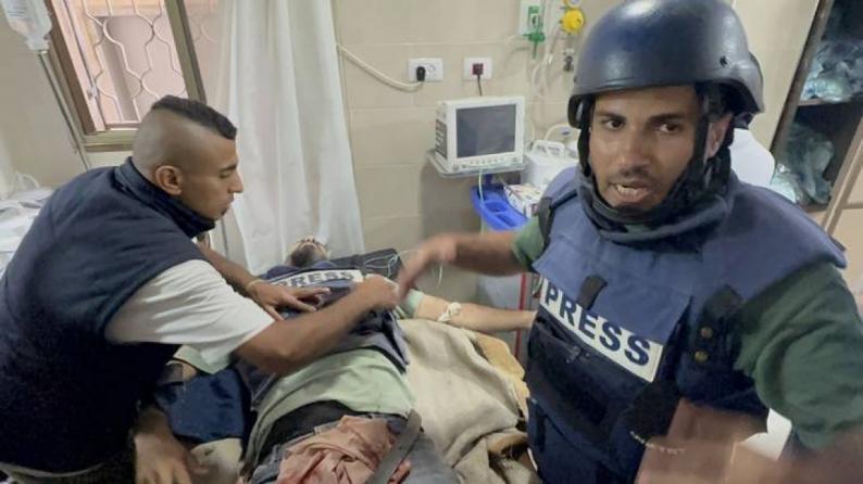 الإعلامي الحكومي بغزة يدين استهداف الاحتلال الصهيوني ثلاثة صحفيين في مخيم النصيرات وسط قطاع غزة