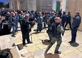 في ليلة القدر... الشرطة الإسرائيلية تعتدي بالضرب على مصلين بالمسجد الأقصى