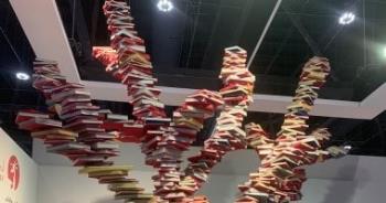 شجرة الكتب.. مشهد يجذب زوار معرض أبوظبي للكتاب