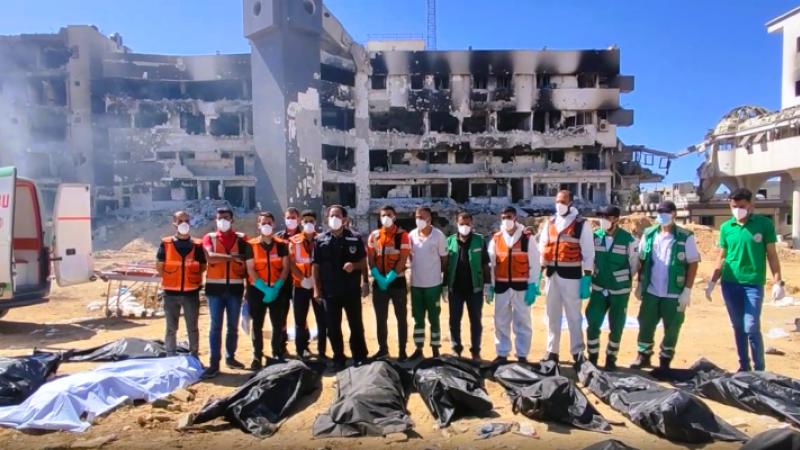 الطواقم الطبية تعثر على مقبرة جماعية ثالثة في مجمع الشفاء الطبي بمدينة غزة