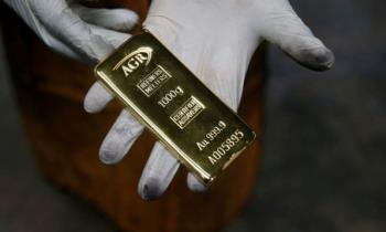 الذهب يتراجع متأثرا بقوة الدولار وترقب المستثمرين لبيانات التضخم الأمريكية