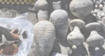 علماء الآثار يكتشفون قطعًا أثرية نادرة في بئر قديمة بالعاصمة الإيطالية روما