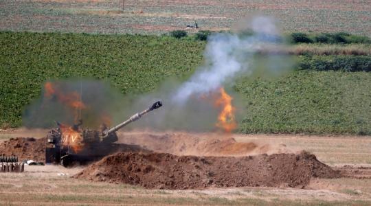 مدفعية الاحتلال الإسرائيلي تستهدف الشجاعية وضواحيها بعشرات القذائف