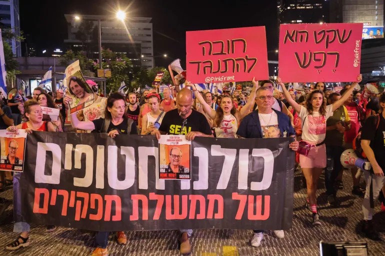 الآلاف يتظاهرون في إسرائيل للمطالبة بانتخابات مبكرة وصفقة تبادل