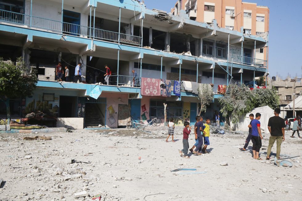 الإعلام الحكومي بغزة: الاحتلال الإسرائيلي قصف 150 مركزًا للإيواء بمدارس أونروا