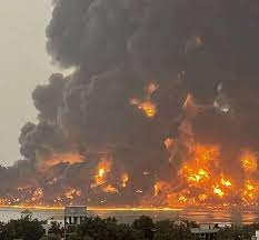 بعد يومين من غارة إسرائيلية... النيران لا تزال مشتعلة بميناء الحديدة اليمني