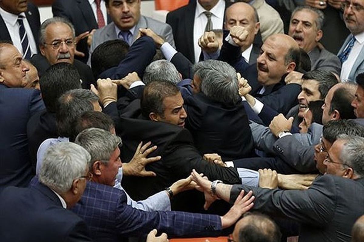 زد و خورد در پارلمان ترکیه