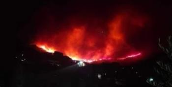 حرائق الغابات المستعرة تجبر 13 ألف شخص على الإخلاء في شمال كاليفورنيا