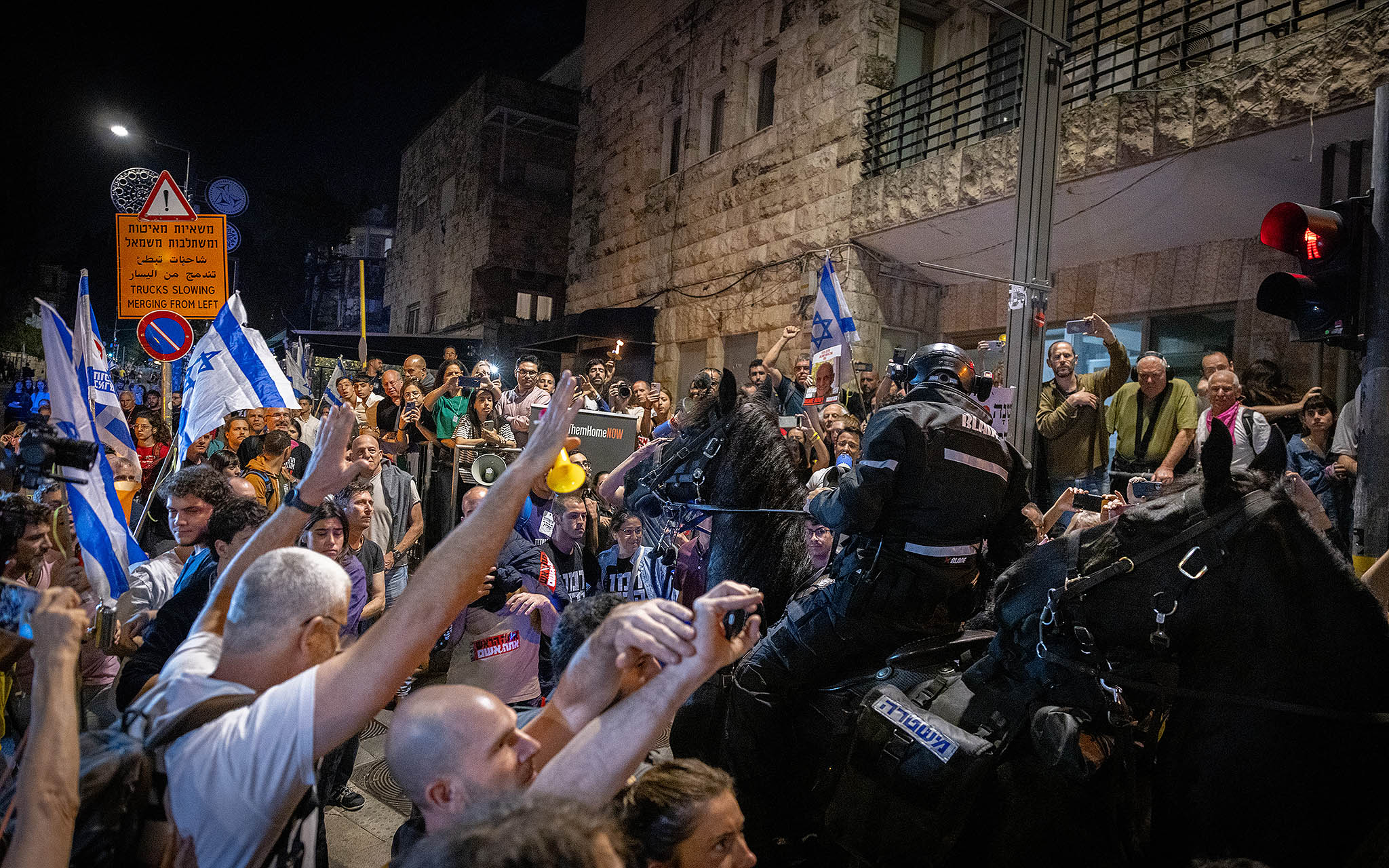 Police of the occupier’s attack protesters outside the residences of ministers and Knesset members