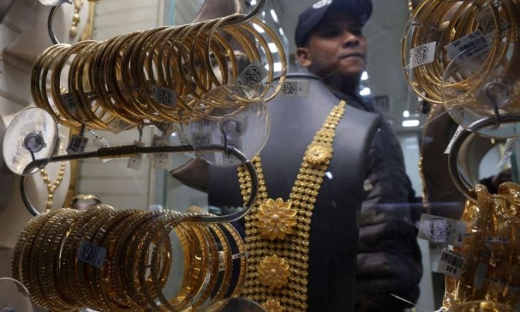 أسعار الذهب تتجه لتسجيل زيادة شهرية والمتعاملون يترقبون الاتحادي