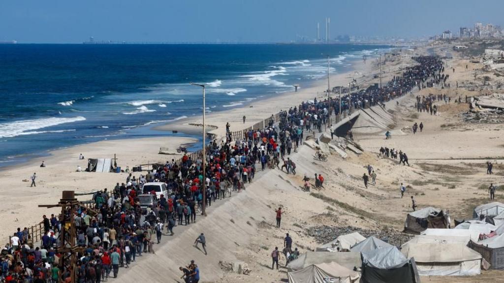 Gazans Return North to Ruins After Israeli Withdrawal Under Truce