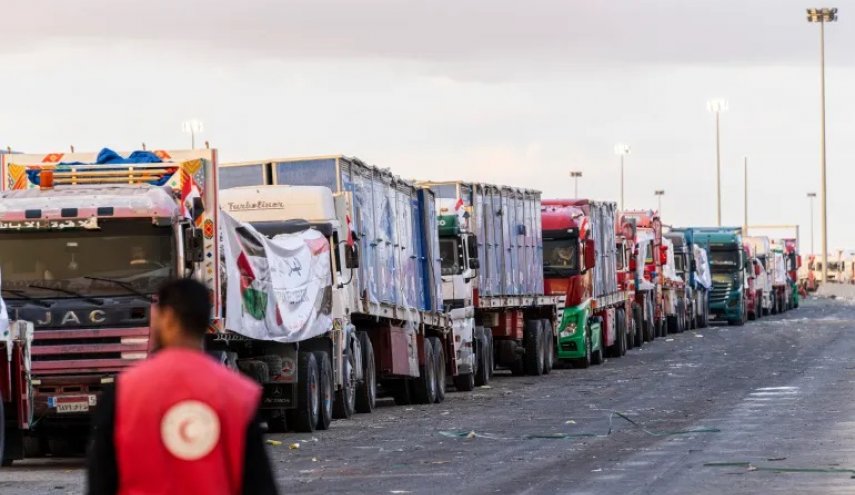 400 شاحنة مساعدات إنسانية متنوعة تنتظر السماح لها بدخول قطاع غزة